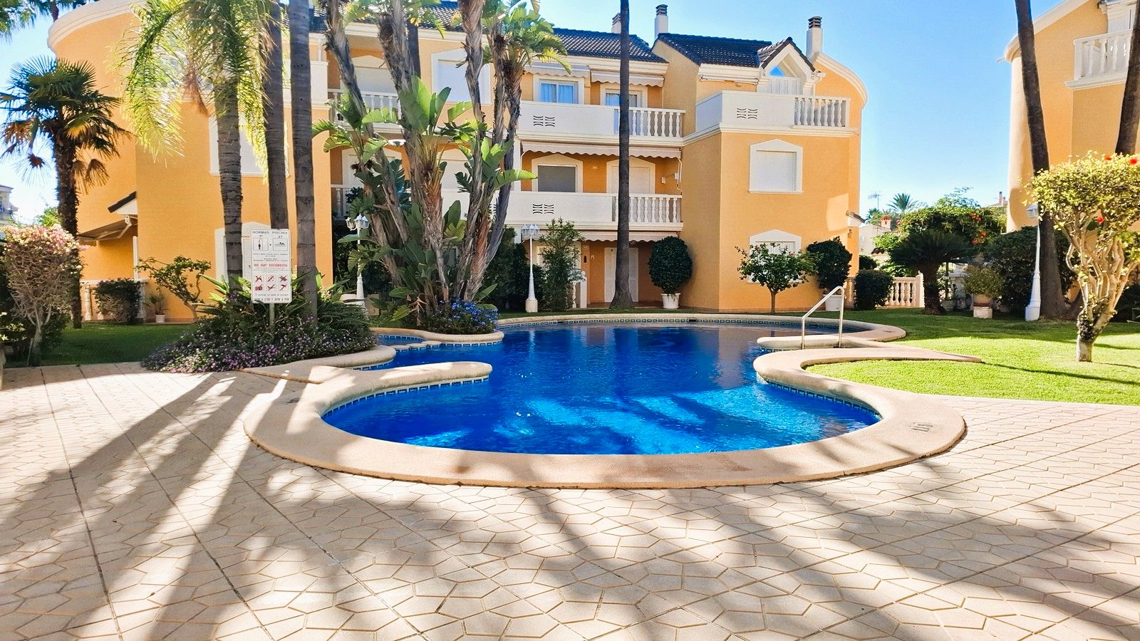 Piscina de Casa adosada en venda en Dénia amb Aire condicionat, Calefacció i Jardí privat