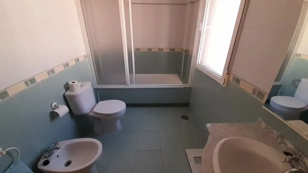 Baño de Casa adosada en venta en Villalgordo del Júcar con Calefacción y Terraza