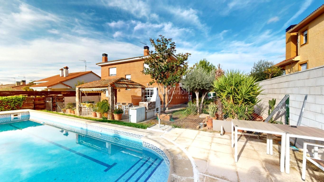 Außenansicht von Wohnung zum verkauf in El Casar mit Schwimmbad