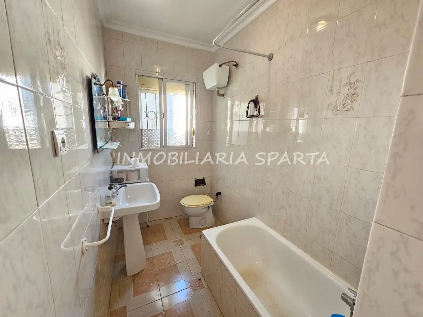 Baño de Casa adosada en venta en Santiponce con Terraza, Trastero y Balcón