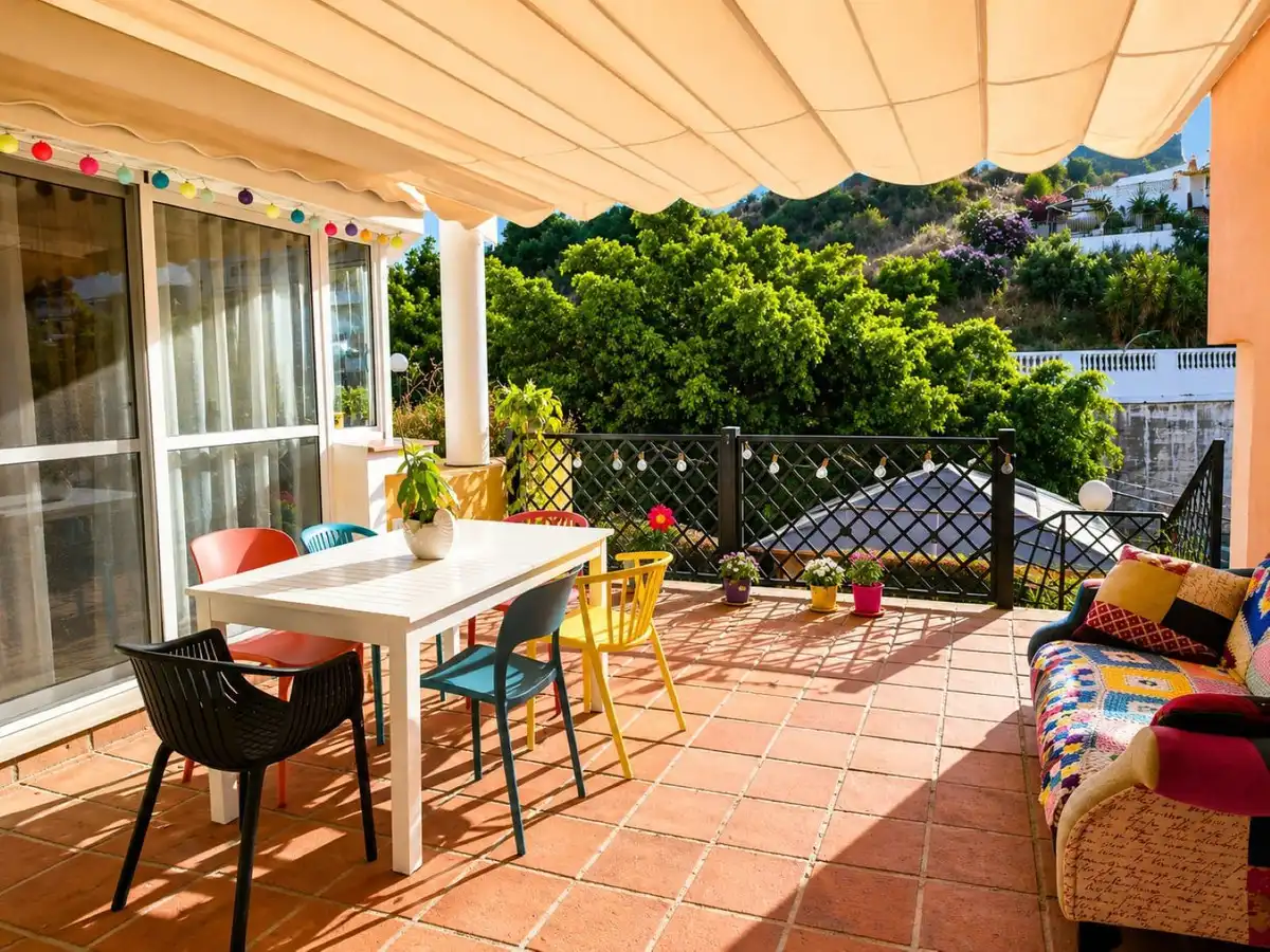 Terrasse von Einfamilien-Reihenhaus zum Verkauf in Benalmádena mit Klimaanlage, Heizung und Privatgarten