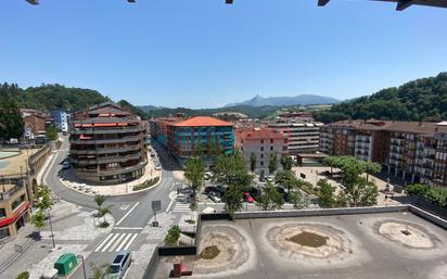 Vista exterior de Pis en venda en Beasain amb Calefacció, Terrassa i Moblat