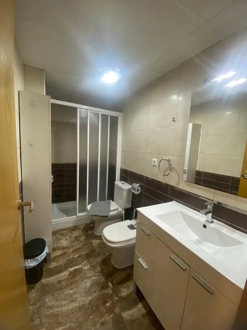 Baño de Apartamento de alquiler en San Pedro del Pinatar con Calefacción, Amueblado y Lavadora