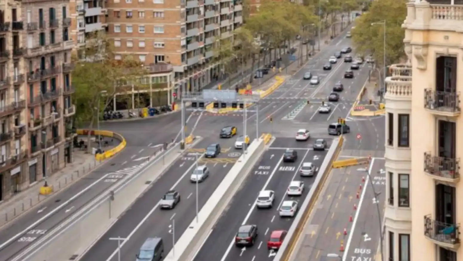 Vista exterior de Piso en venta en Barcelona con Calefacción, Parquet y Balcón