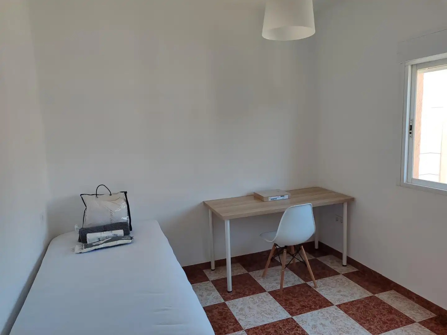 Dormitori de Pis de lloguer en Granada amb Terrassa, Moblat i Balcó