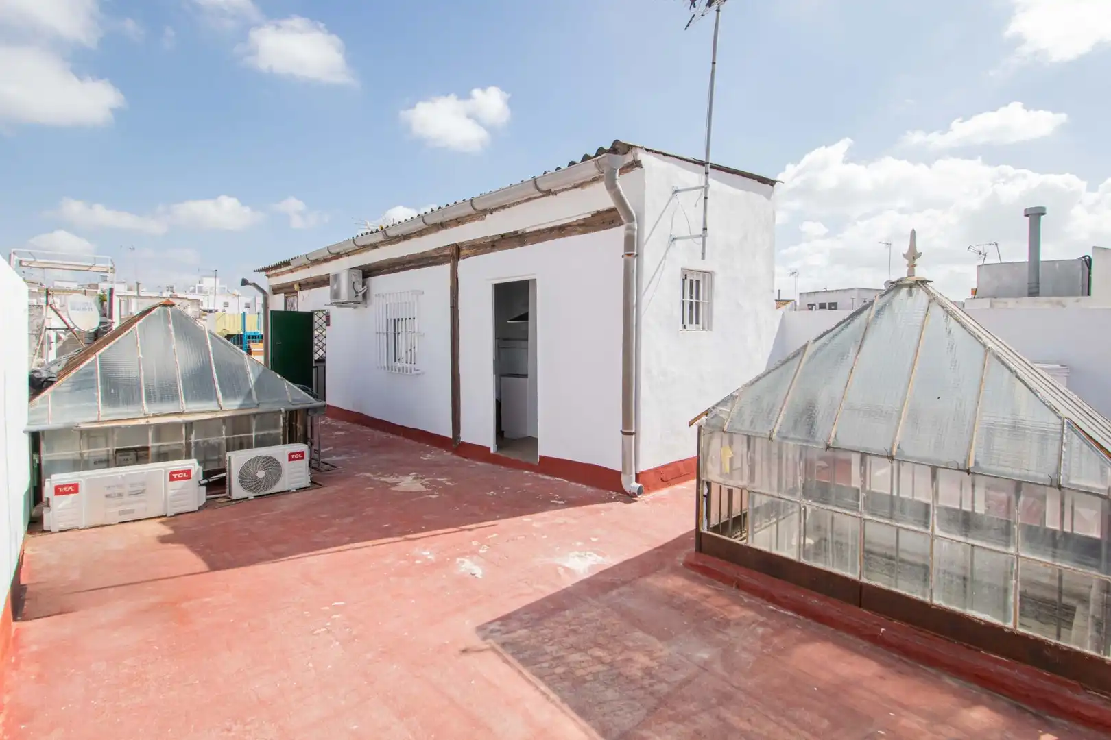 Außenansicht von Wohnung zum Verkauf in Sevilla mit Klimaanlage