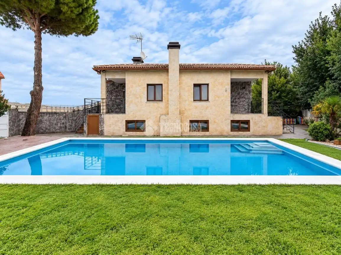 Vista exterior de Casa o chalet en venta en Camarma de Esteruelas, Madrid