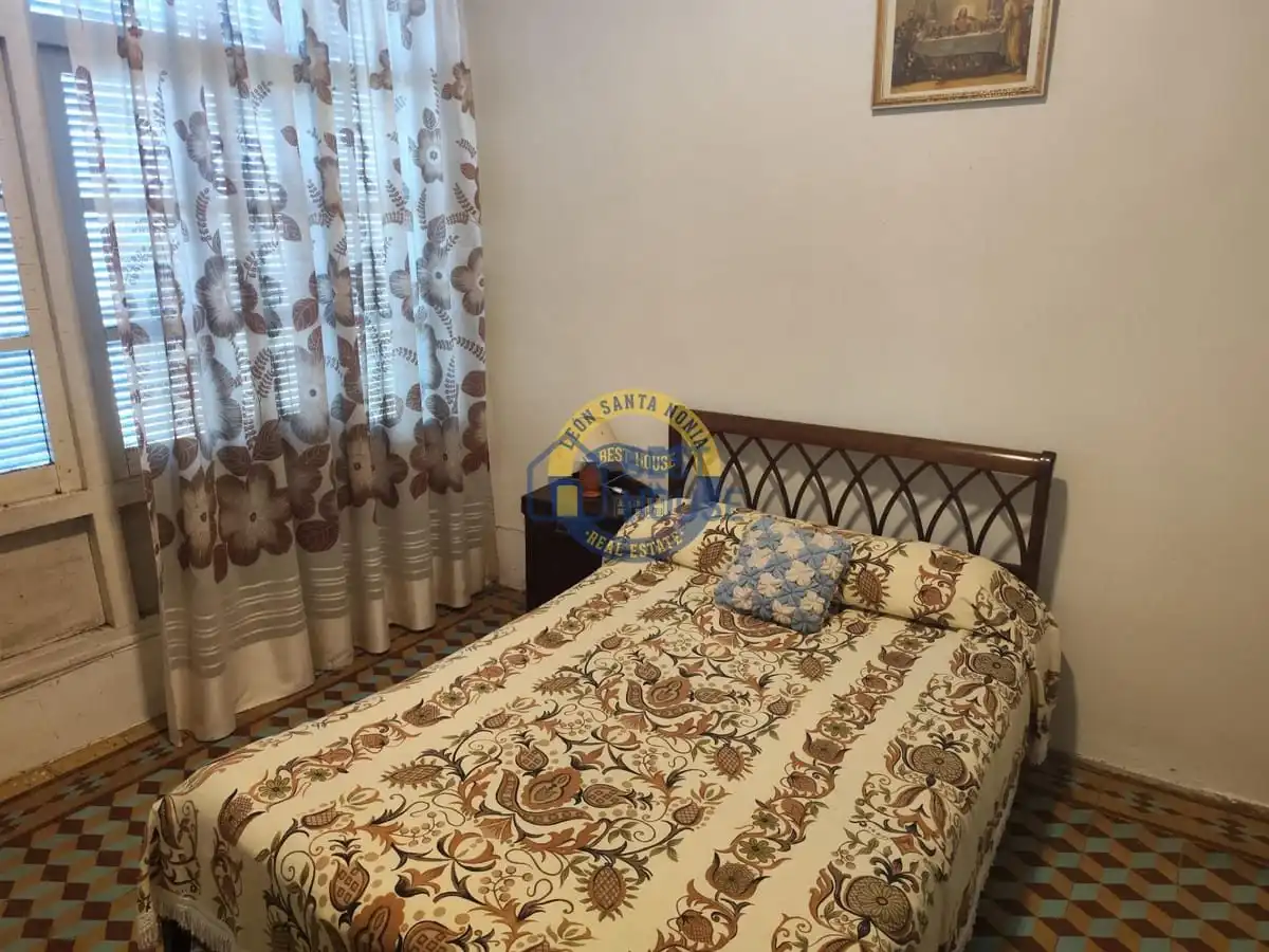 Habitación de Casa o chalet en venta en León Capital  con Jardín privado