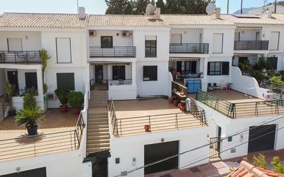 Vista exterior de Casa adosada en venda en Benalmádena amb Aire condicionat, Terrassa i Piscina