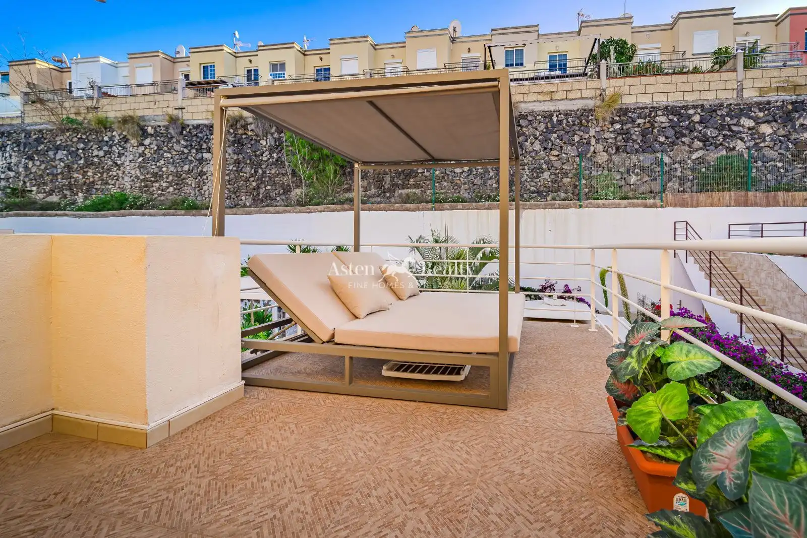 Terrasse von Einfamilien-Reihenhaus zum Verkauf in Arona mit Klimaanlage, Terrasse und Abstellraum
