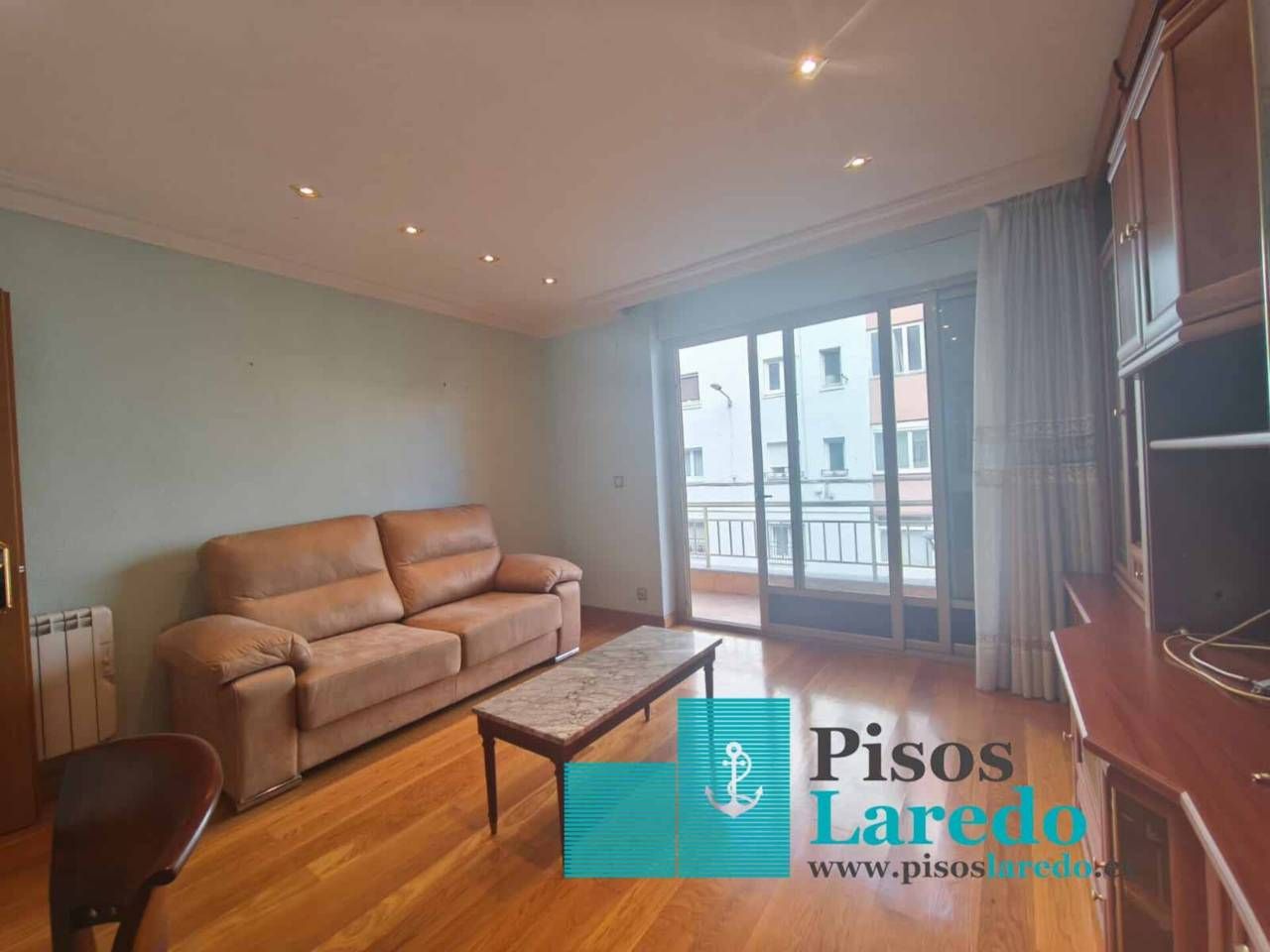 Sala de estar de Piso en venta en Laredo con Calefacción, Parquet y Terraza