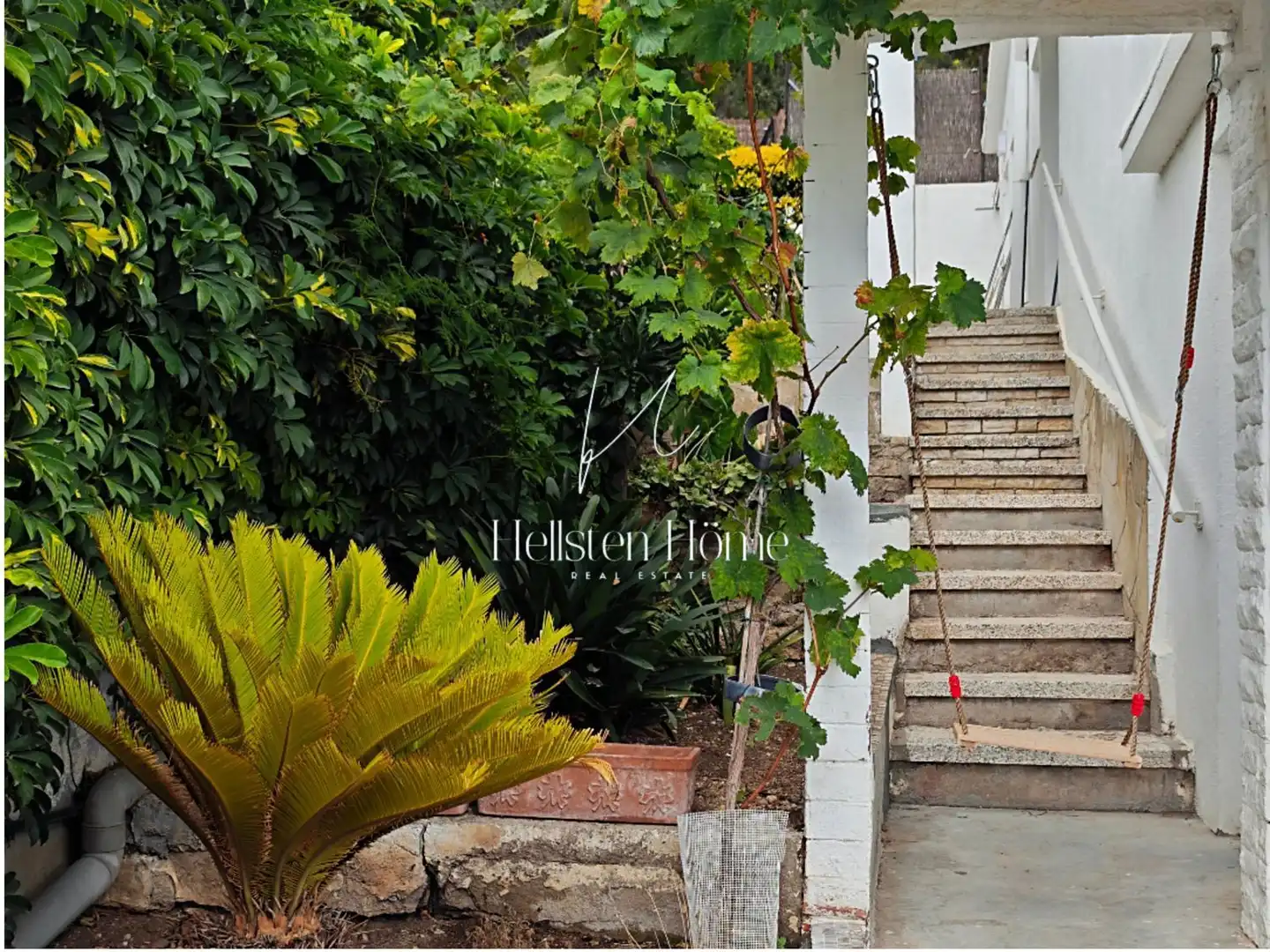 Vista exterior de Casa o xalet en venda en Castelldefels amb Aire condicionat, Jardí privat i Terrassa