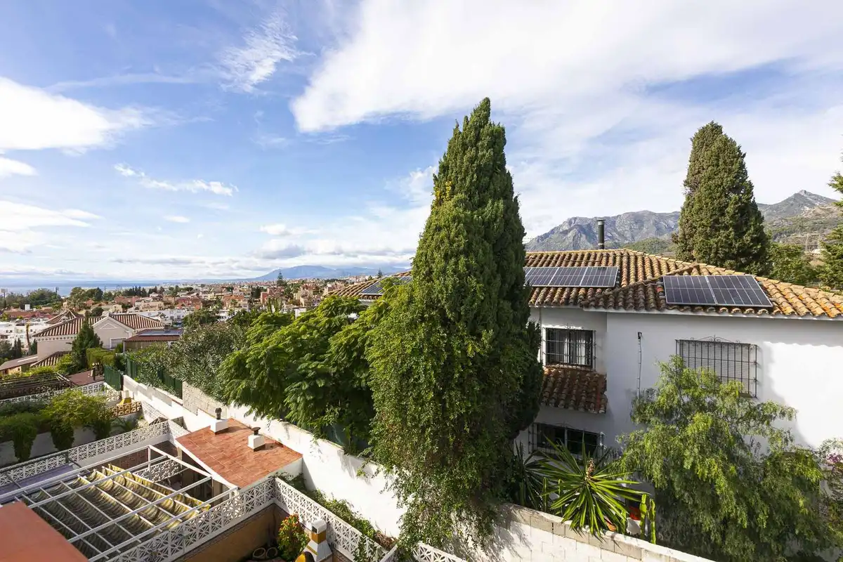 Vista exterior de Casa adosada en venda en Marbella amb Terrassa i Traster