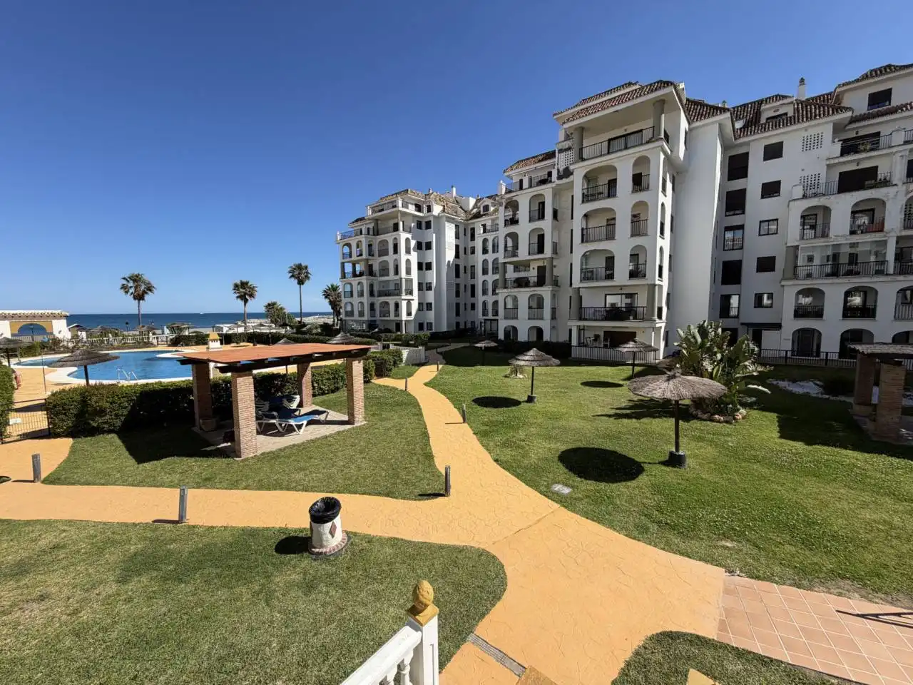 Vista exterior de Apartamento de alquiler en Manilva con Terraza, Amueblado y Alarma