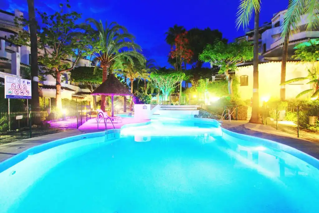 Piscina de Ático en venta en Marbella con Aire acondicionado, Calefacción y Terraza