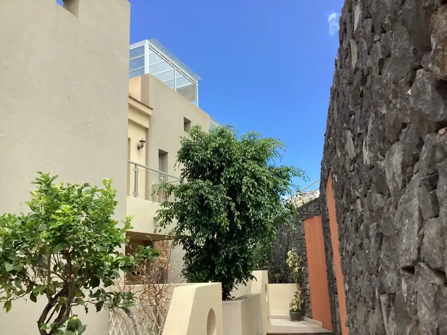 Vista exterior de Casa adosada en venda en Santiago del Teide amb Piscina i Balcó