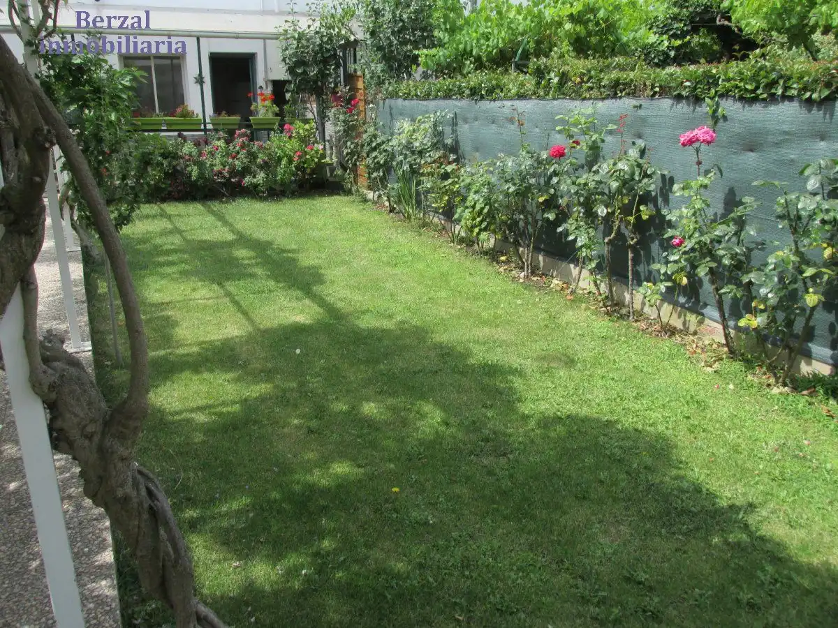 Jardí de Casa o xalet en venda en  Logroño amb Calefacció, Jardí privat i Terrassa