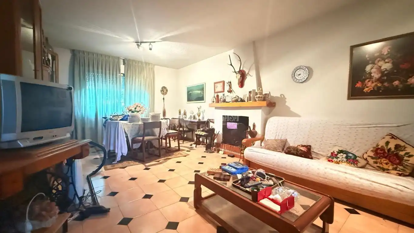 Sala de estar de Casa adosada en venta en Camarena con Calefacción, Trastero y Piscina comunitaria