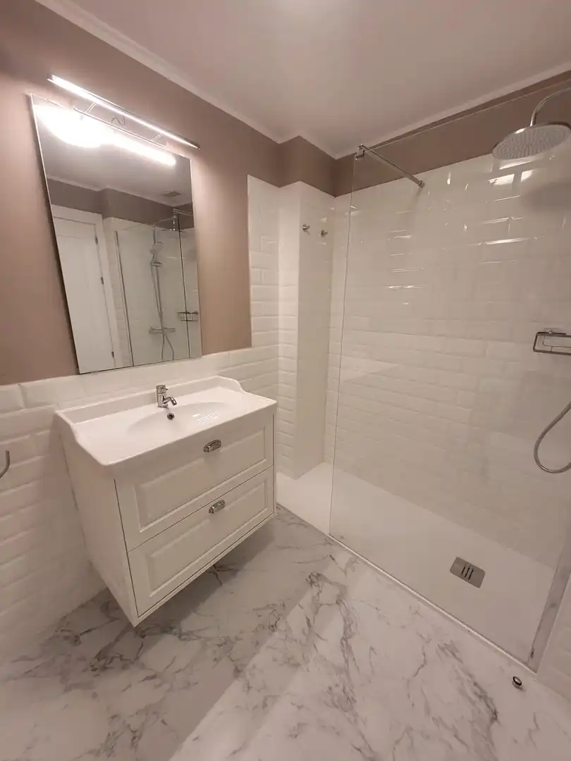 Bathroom of Apartments for rent in Salamanca  with Heating, Parquet flooring and Furnished