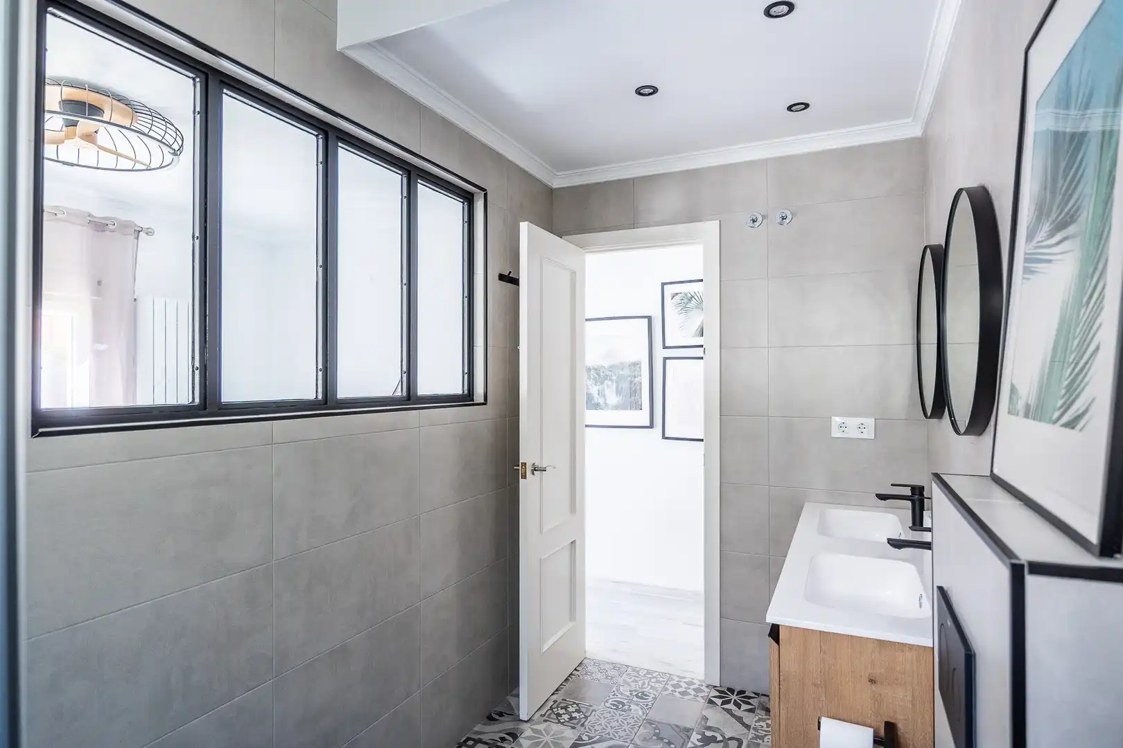 Bathroom of Houses for sale in Espartinas  with Air Conditioner, Heating and Swimming Pool