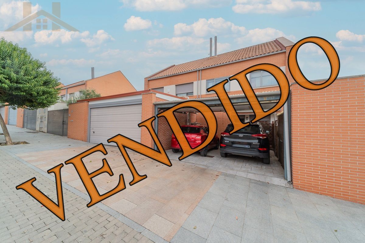 Aparcament de Casa adosada en venda en Moraleja de Enmedio amb Aire condicionat, Calefacció i Jardí privat