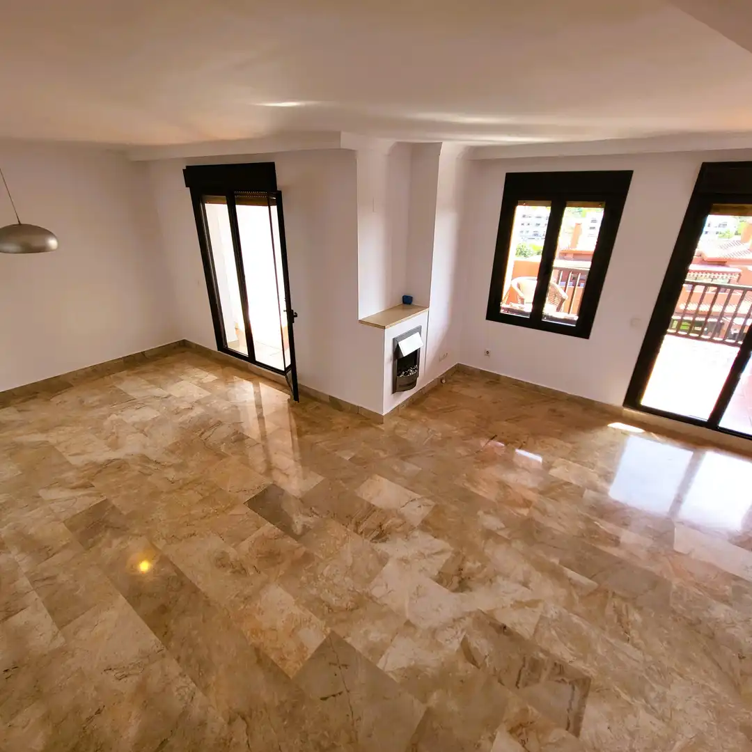 Sala d'estar de Àtic en venda en Estepona amb Aire condicionat, Terrassa i Traster