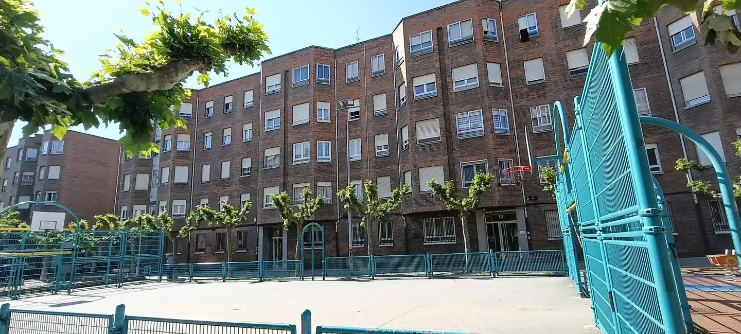 Vista exterior de Apartamento en venta en León Capital  con Calefacción, Parquet y Terraza