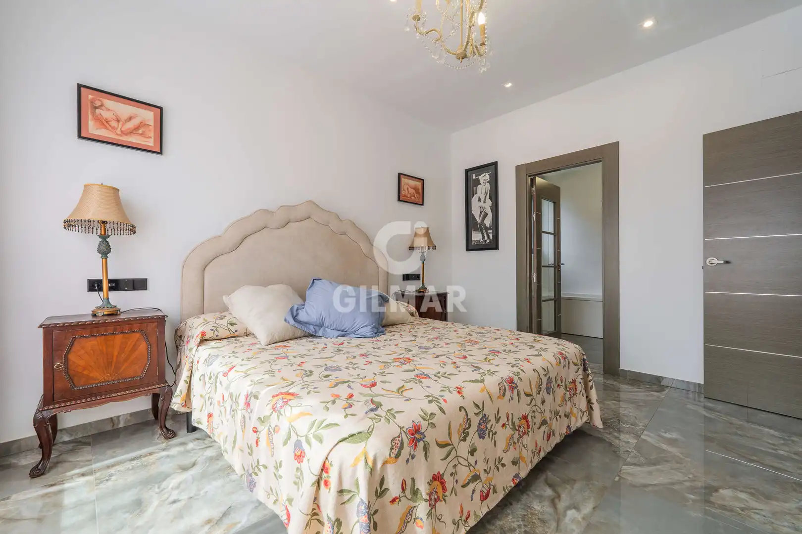 Schlafzimmer von Einfamilien-Reihenhaus zum Verkauf in Pozuelo de Alarcón mit Heizung und Privatgarten
