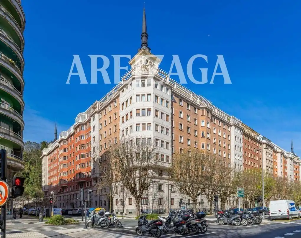 Vista exterior de Pis en venda en Donostia - San Sebastián  amb Calefacció i Traster