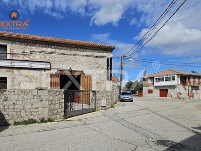 Vista exterior de Casa adosada en venda en Lozoyuela-Navas-Sieteiglesias amb Aire condicionat, Calefacció i Jardí privat