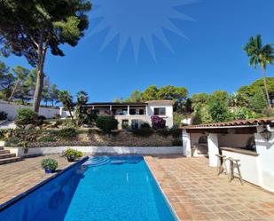 Vista exterior de Casa o xalet en venda en Torremolinos amb Aire condicionat, Jardí privat i Piscina