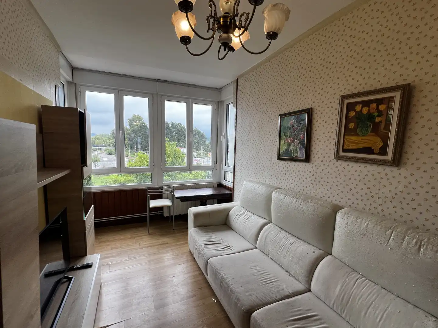 Sala de estar de Piso en venta en Torrelavega  con Calefacción, Jardín privado y Parquet