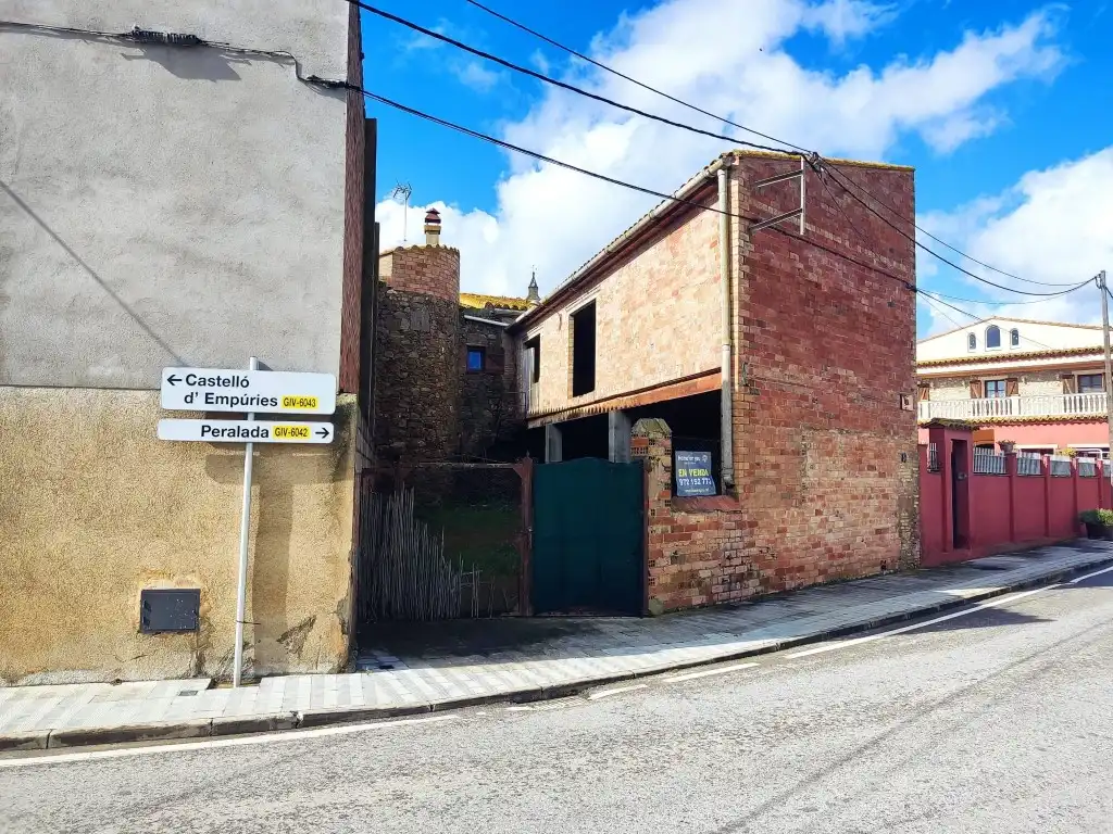 Exterior view of Houses for sale in Peralada