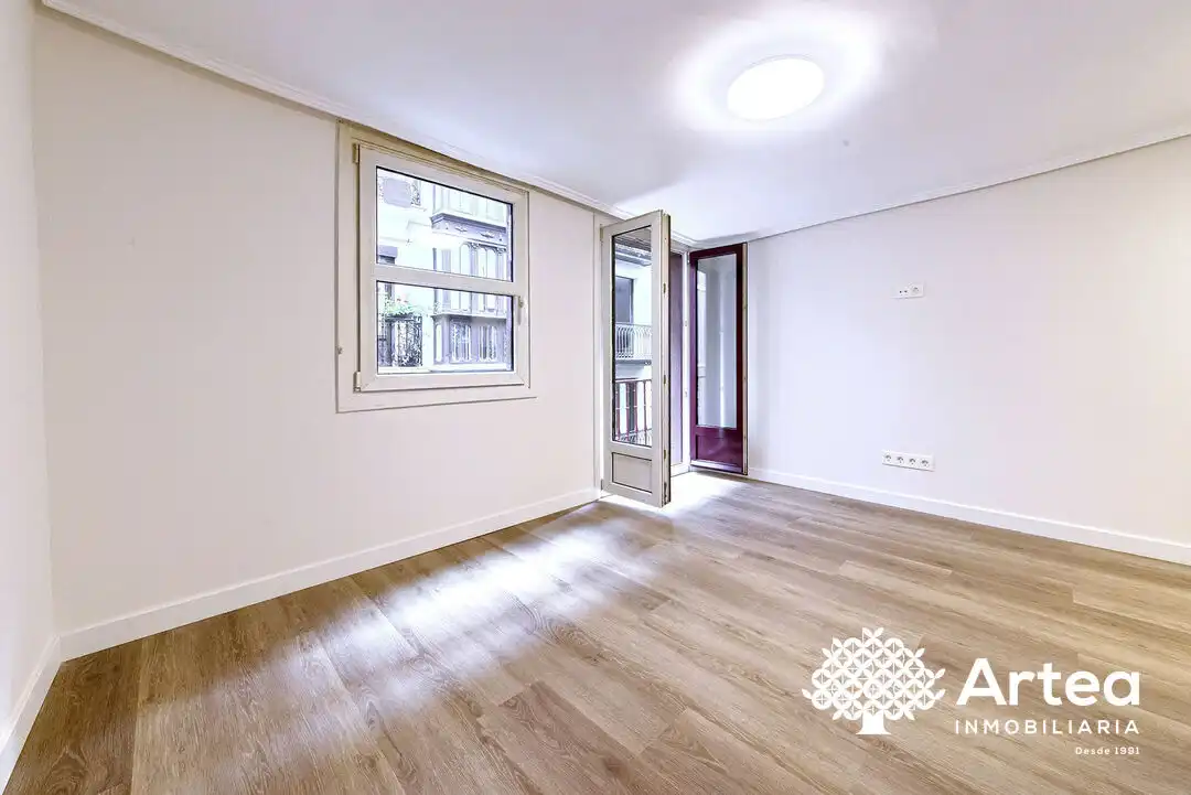 Habitación de Piso en venta en Bilbao  con Balcón y Alarma