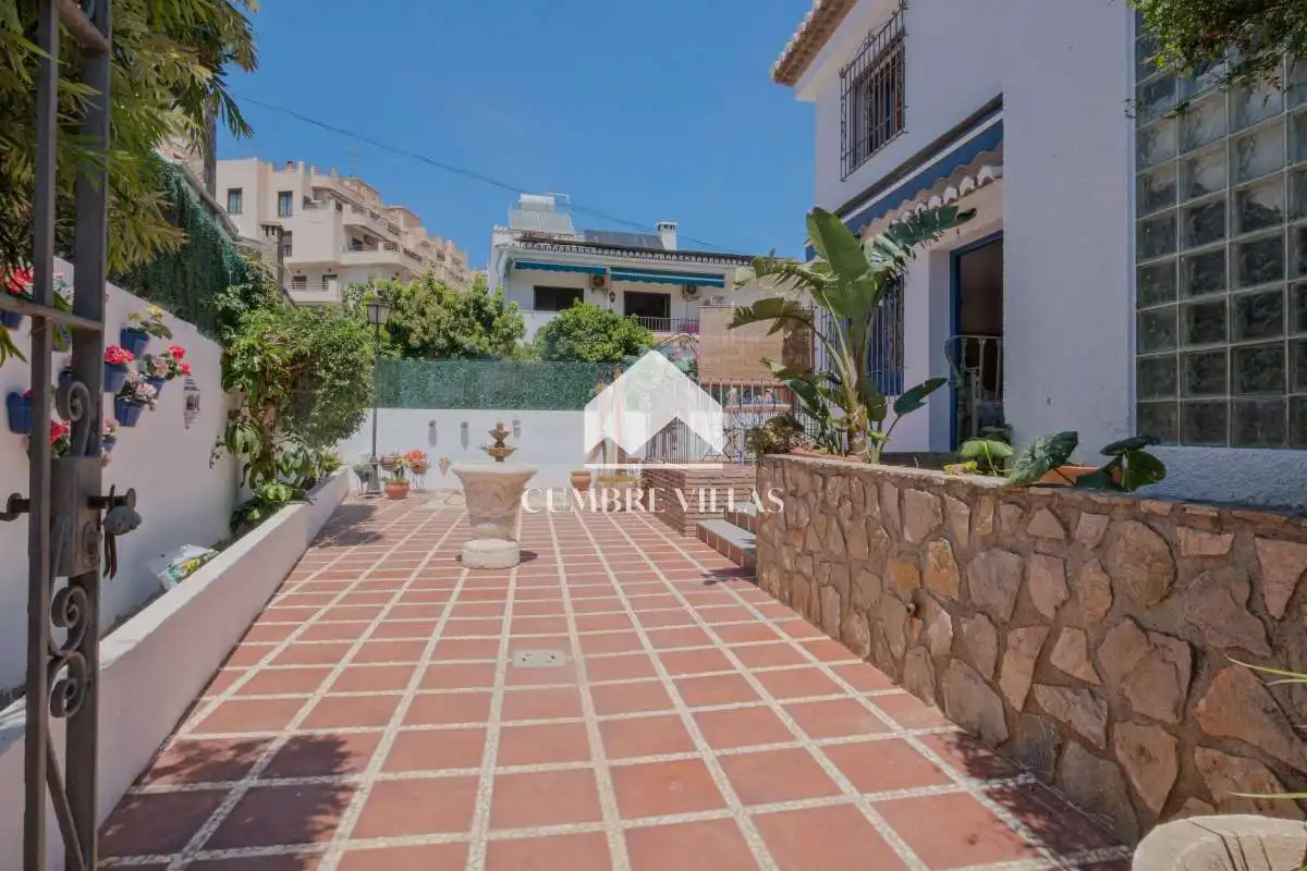 Vista exterior de Casa o chalet en venta en Almuñécar con Jardín privado, Terraza y Amueblado