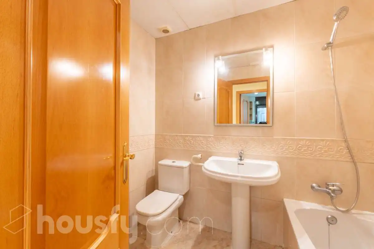 Badezimmer von Wohnung zum Verkauf in Vilanova i la Geltrú mit Klimaanlage, Heizung und Balkon