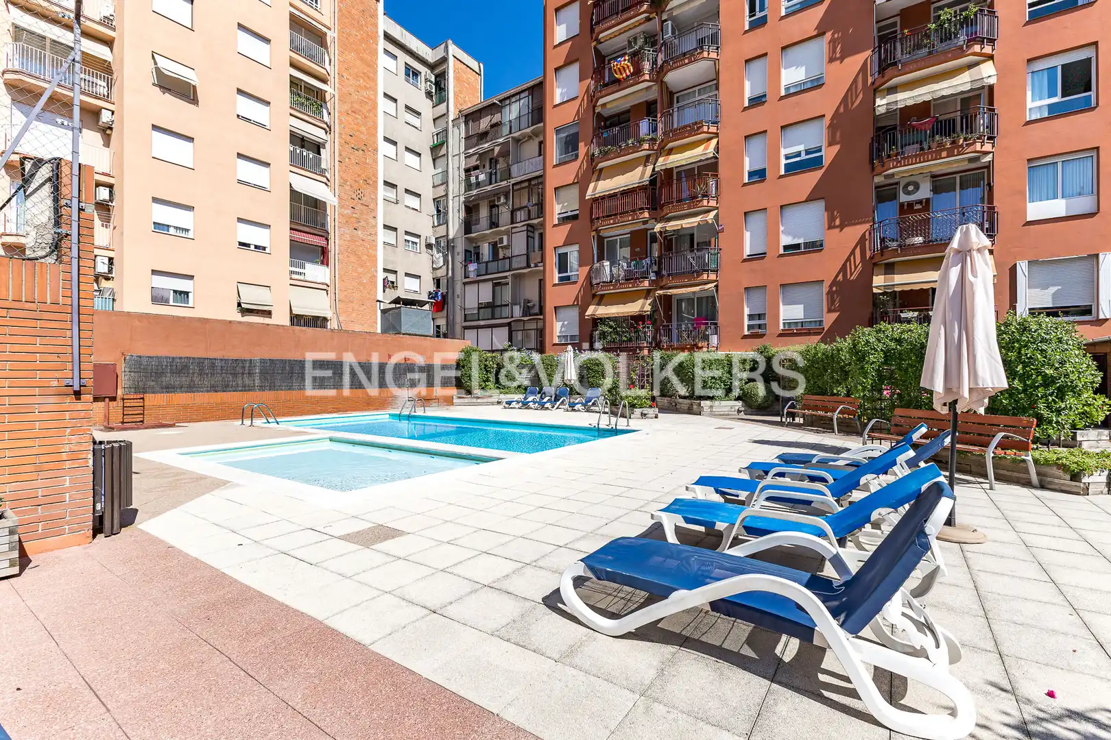 Swimming pool of Attic for sale in Barcelona  with Air Conditioner, Heating and Private garden