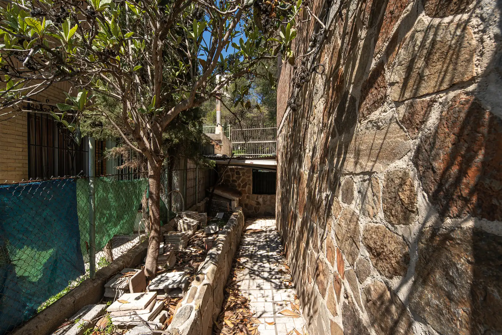 Außenansicht von Einfamilien-Reihenhaus zum Verkauf in Granada mit Klimaanlage, Privatgarten und Terrasse