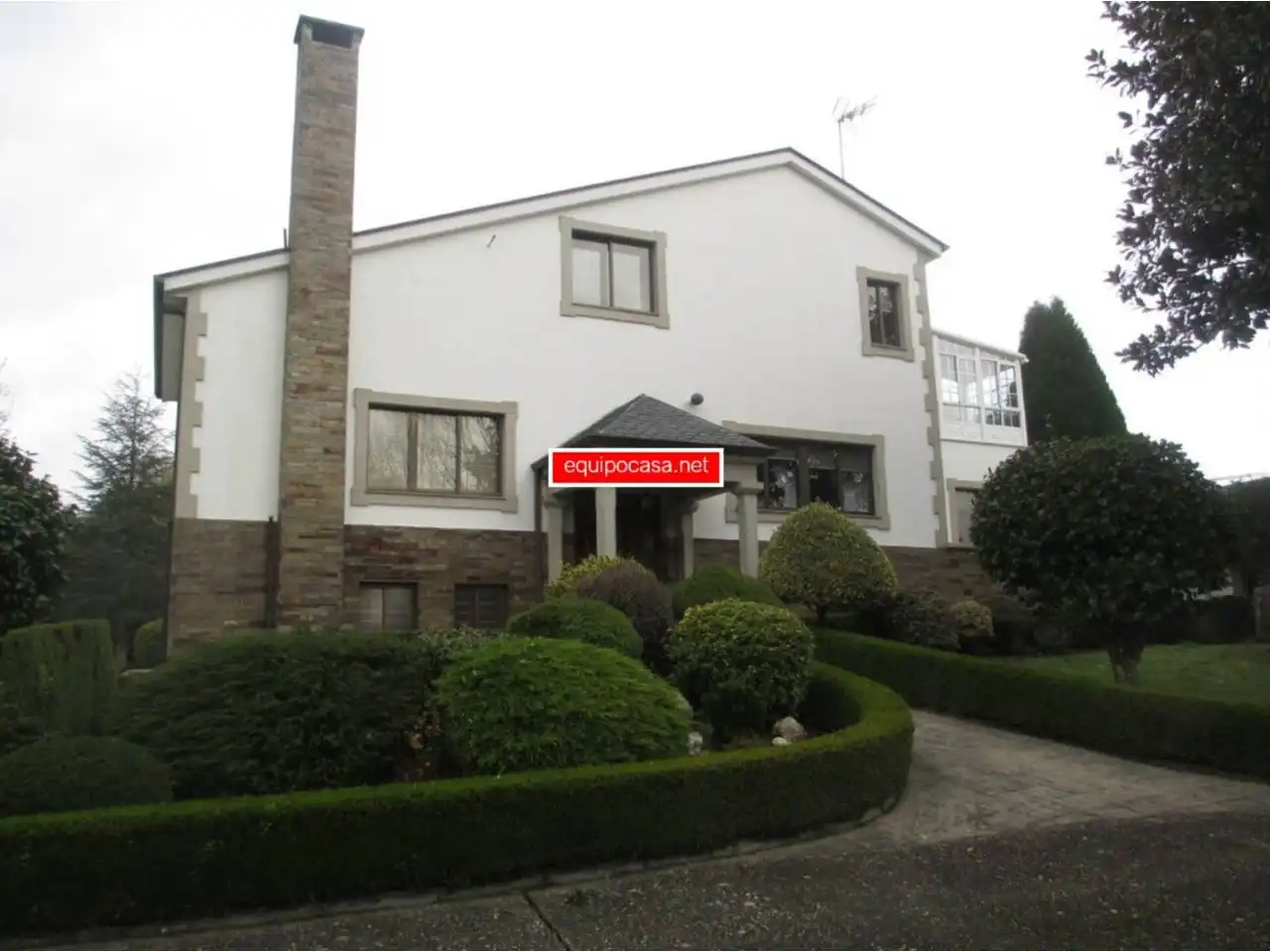 Vista exterior de Casa o xalet en venda en Lugo amb Calefacció, Jardí privat i Parquet
