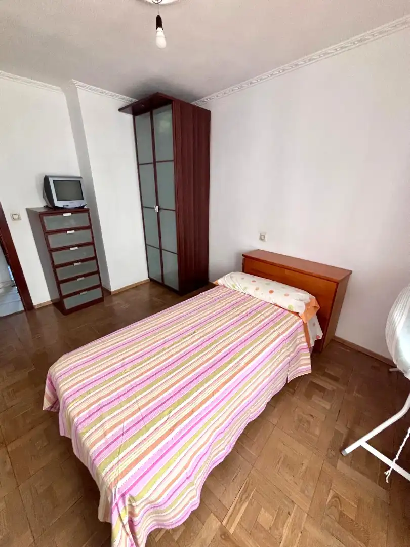 Habitación de Piso en venta en Gijón  con Calefacción, Parquet y Amueblado