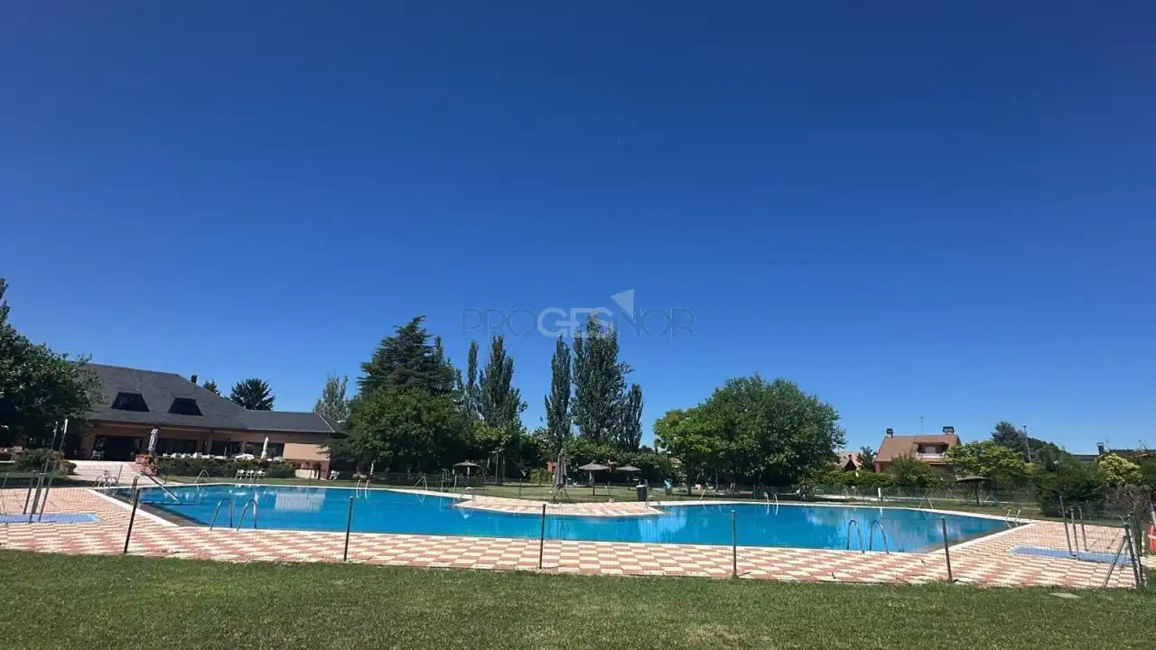 Piscina de Casa o xalet en venda en Mansilla de las Mulas amb Calefacció, Jardí privat i Piscina