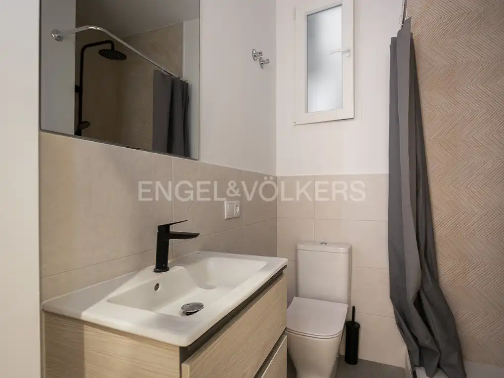 Badezimmer von Wohnung zur Miete in Valencia mit Klimaanlage, Heizung und Parkett
