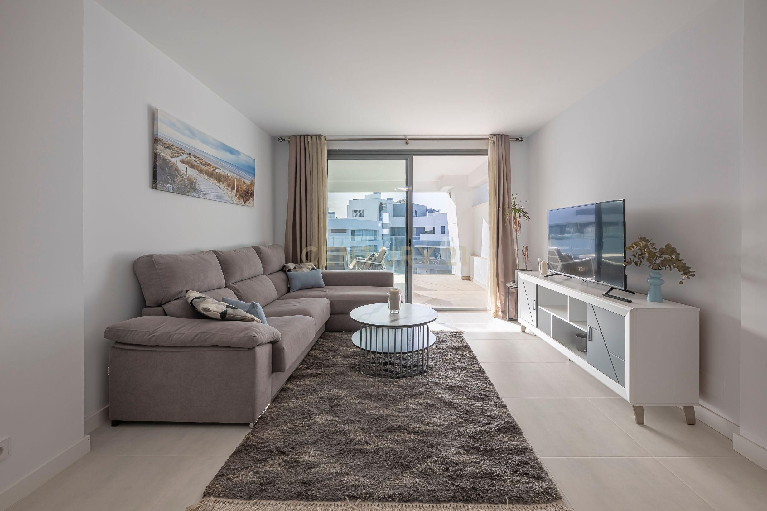Sala d'estar de Apartament en venda en Estepona amb Aire condicionat, Traster i Piscina