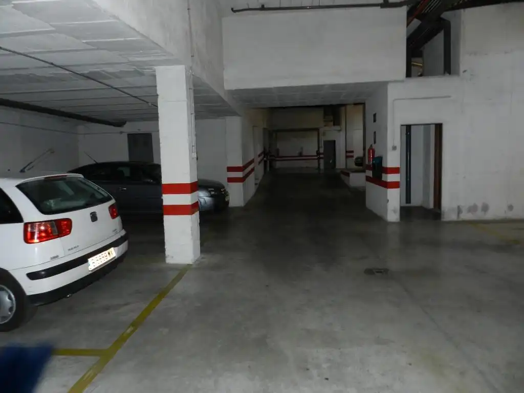Aparcament amb ascensor en venda a PERIODISTA LUIS SECO DE LUCENA, imagen 4