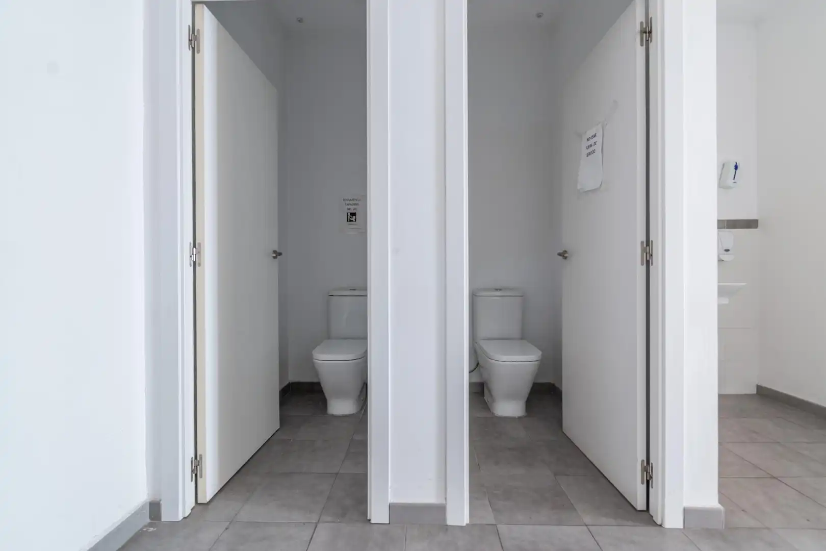 Badezimmer von Fabrikhallen zum Verkauf in Pulianas