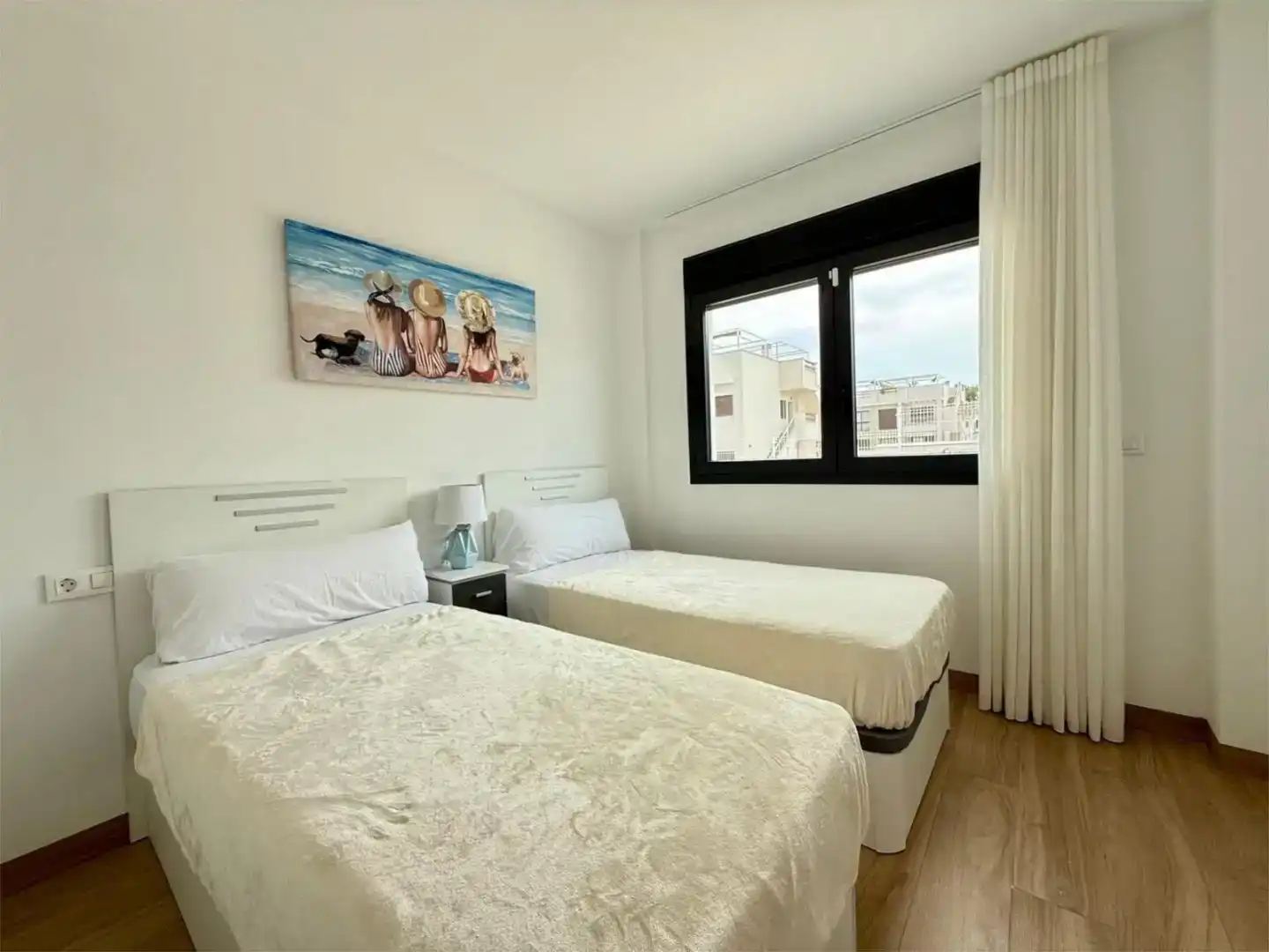 Schlafzimmer von Wohnung zur Miete in Torrevieja mit Klimaanlage und Schwimmbad