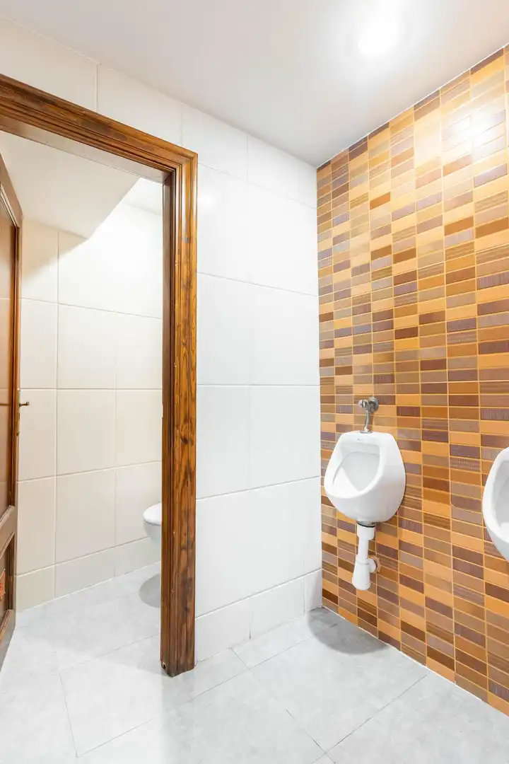 Bathroom of Commercial properties for sale in Oviedo   with Air Conditioner
