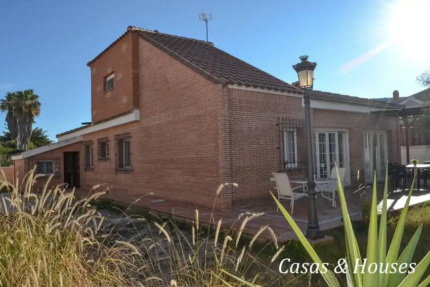 Vista exterior de Casa o xalet en venda en La Manga del Mar Menor amb Jardí privat, Terrassa i Moblat