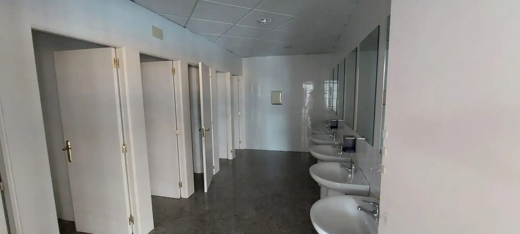 Badezimmer von Fabrikhallen zum Verkauf in Camargo