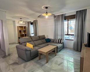 Sala d'estar de Pis de lloguer en  Sevilla Capital amb Aire condicionat, Parquet i Piscina comunitària
